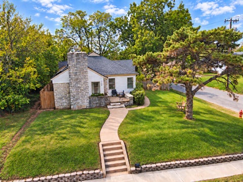 Photo of 420 NW 11th Avenue NW, Ardmore, OK 73401 (MLS # 2638493)