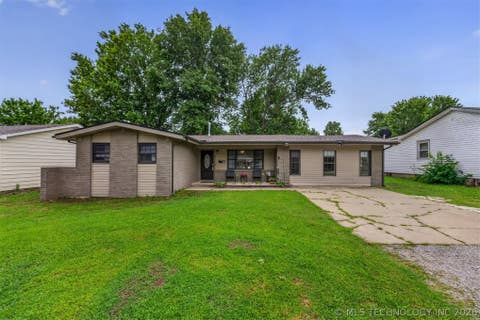 Photo of 322 E Maple Street, Skiatook, OK 74070 (MLS # 2625116)