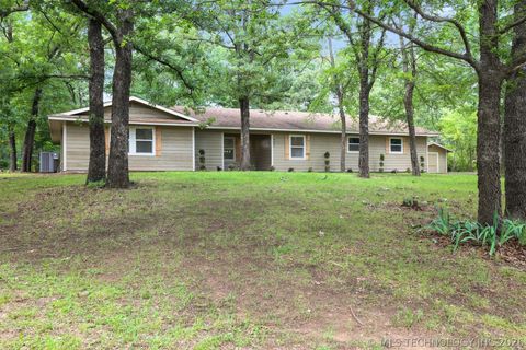 Photo of 927 Rolling Wood Hills, Durant, OK 74701 (MLS # 2622412)