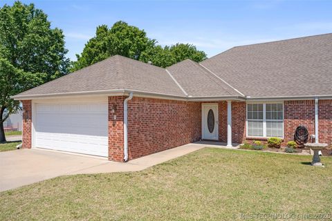 Photo of 1016 Taylor Drive #1, Bartlesville, OK 74006 (MLS # 2616422)