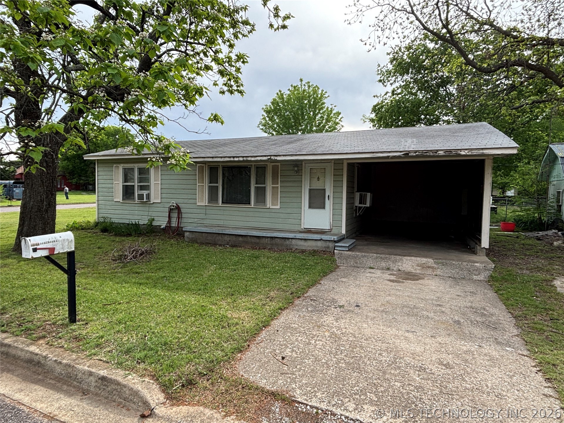 902 Roosevelt Durant, OK
2 bedroom 1 bath on a c