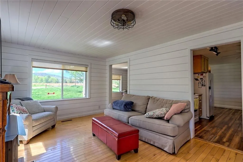 Dillard, Georgia 30537, United States, 5 Bedrooms Bedrooms, ,3 BathroomsBathrooms,Residential,Active,52610