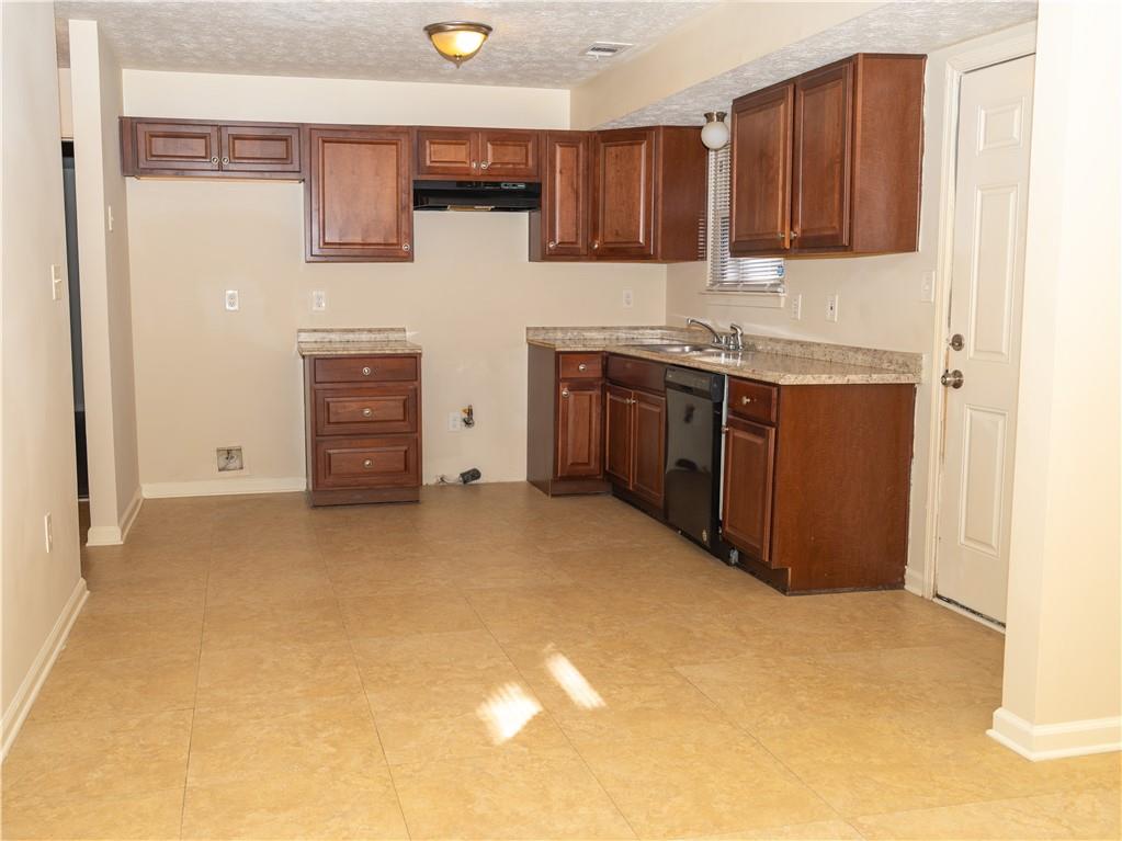 608 Woodknoll Court, Jonesboro, Georgia image 5