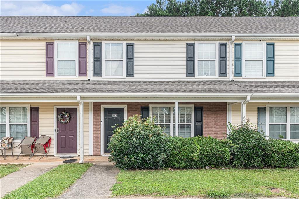 Welcome to this inviting townhouse in the heart of Jackson, Georgia!
Beautifully maintained and full of charm, this 2-story home offers 3 spacious bedrooms and 2.5 bathrooms across comfortable living space. The open-concept design features soaring ceilings and an abundance of natural light, creating a bright and welcoming atmosphere throughout.
The eat-in kitchen is ideal for everyday meals or hosting guests, while the dedicated laundry room adds extra convenience and storage. Step outside to a private, tree-lined backyard complete with a large patio—perfect for relaxing or entertaining year-round.
Tucked away in the desirable Viewpoint Villas neighborhood, this home offers peaceful living just minutes from downtown Jackson. Explore local boutiques, restaurants, theaters, and charming mom-and-pop shops, all just a short drive away.
Don’t miss your chance to own this cozy retreat in one of Jackson’s most sought-after communities. Schedule your private showing today!