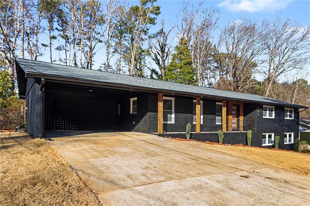 570 Carlouetta Road SW