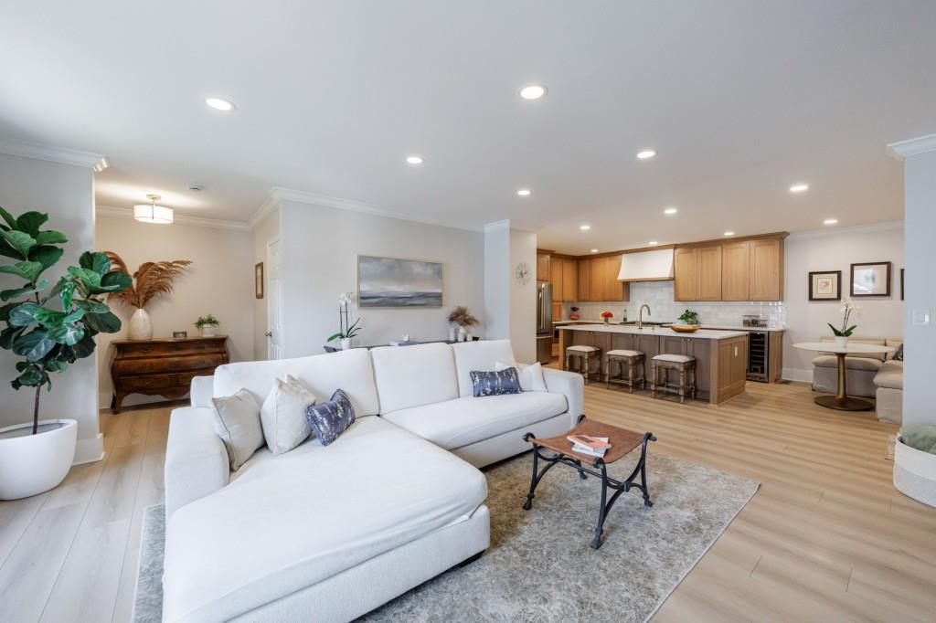 923 Lenox Hill Court NE