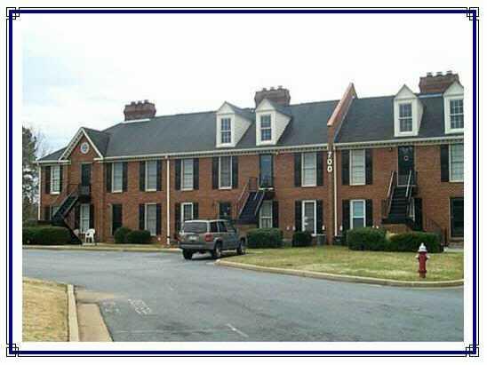 Roommate Plan, hardwood floors, lovely marble fplc, bonus room-office or 3rd bedroom. Ground floor level. Gated swim/tennis community. Minutes to downtown Marietta. New carpets in bedrooms, and paint in all rooms.