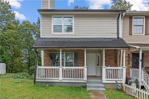 Townhouse For Sale - 7074 Oakhill Circle<br/> Austell, GA 30168