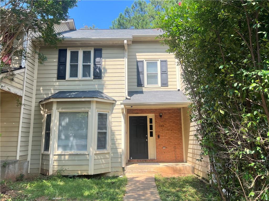 Quiet townhome with NEW WHITE kitchen cabinets and granite countertops . newer appliances. 3bedrooms 2.5 baths. Master on Main. All rooms are big. Upstairs is Jack and Jill plan. Fenced in backyard. Mins to Kennesaw State University. Nice area surrounded by golf course.