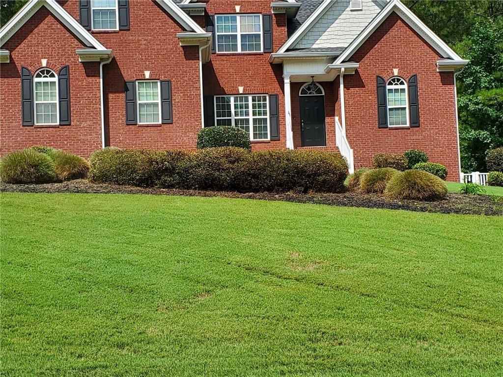 Two garages and room to grow.
This 4BR/3BA brick home in Green Park Estates sits on 1.2 acres and offers more than 2,600 sq ft of living space. The main-level owner’s suite has a double vanity and a large walk-in closet, while hardwood floors and granite counters add warmth and function to the kitchen and living areas.
Upstairs are two spacious bedrooms and a full bath. Outside, enjoy a deck, a patio, and a fenced yard suited for everyday living or weekend gatherings. Along with the attached 2-car garage, there’s a detached 2-car garage/workshop with a finished bonus room above—ideal for projects, storage, or hobbies.
The roof was replaced in 2019 with Timberline shingles under a 30-year warranty. Convenient to schools, shopping, and I-85, this home combines comfort, space, and flexibility in one package.
