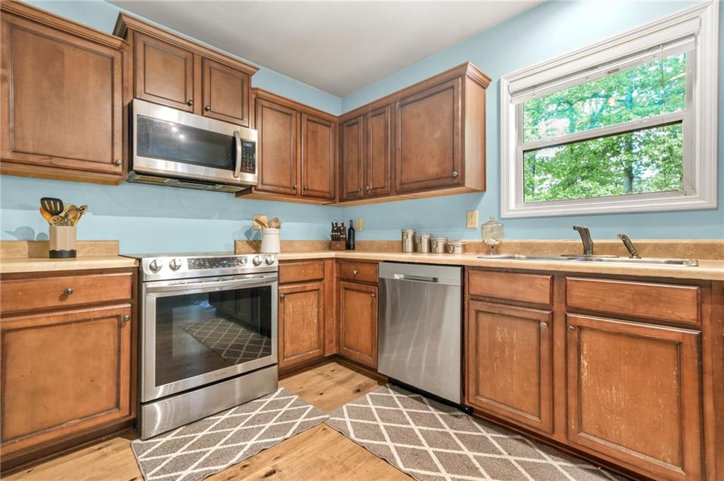 1326 Castleberry Drive, Buford, Georgia image 11