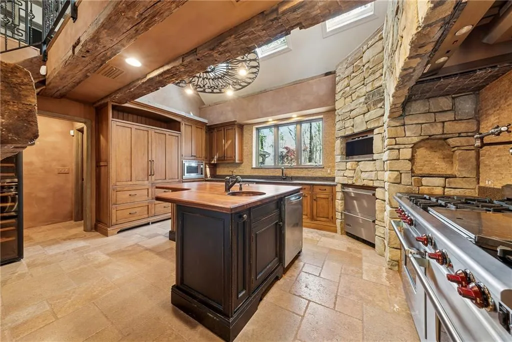 Marietta, Georgia 30066, United States, 6 Bedrooms Bedrooms, ,6 BathroomsBathrooms,Residential,Active,110480