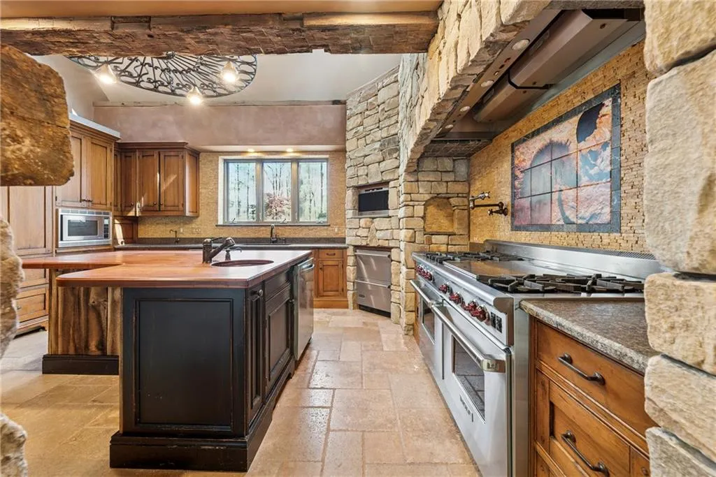 Marietta, Georgia 30066, United States, 6 Bedrooms Bedrooms, ,6 BathroomsBathrooms,Residential,Active,110480