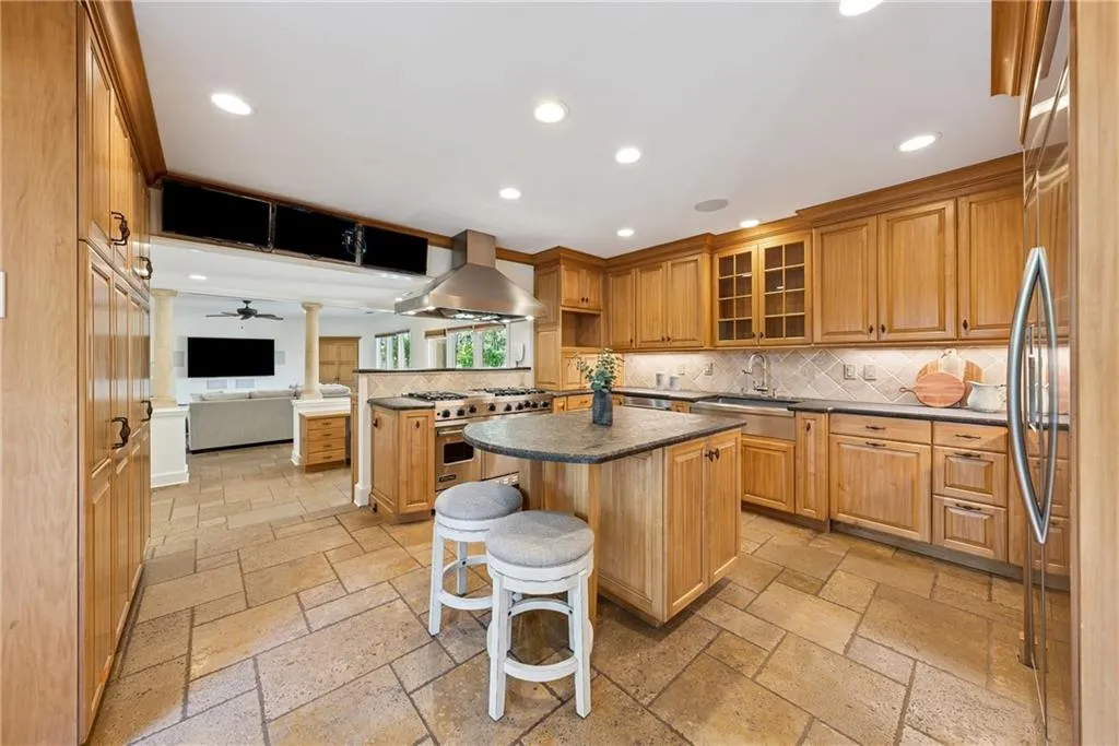 Marietta, Georgia 30066, United States, 6 Bedrooms Bedrooms, ,6 BathroomsBathrooms,Residential,Active,110480