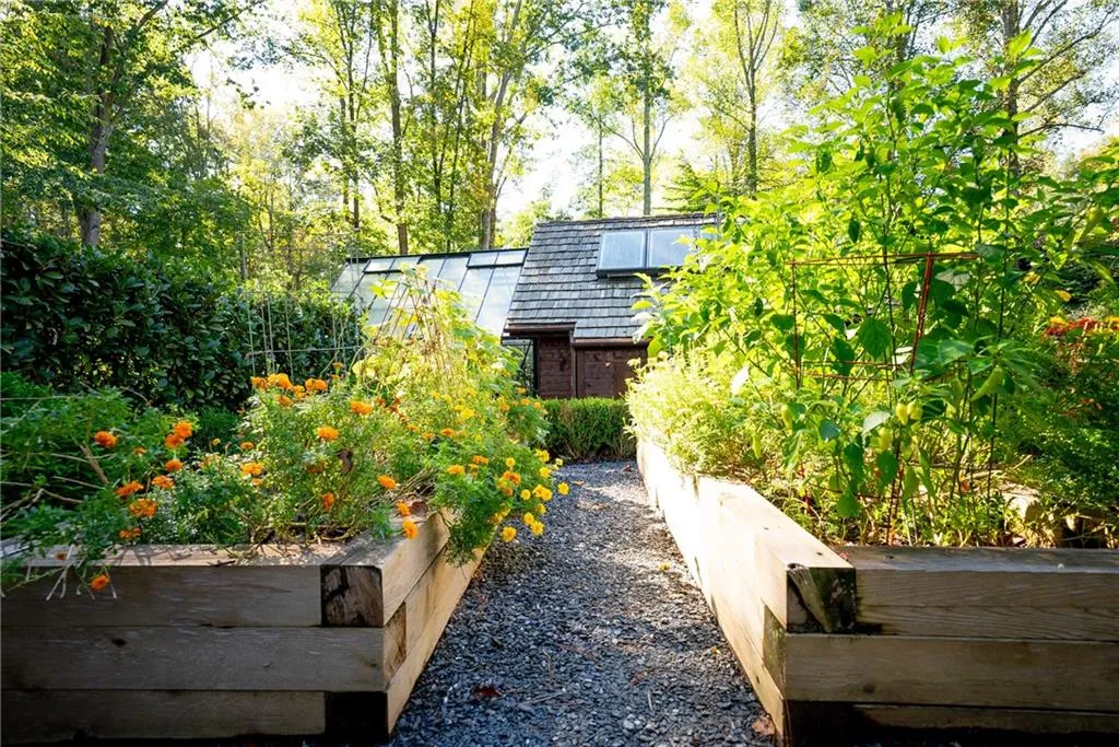 Marietta, Georgia 30066, United States, 6 Bedrooms Bedrooms, ,6 BathroomsBathrooms,Residential,Active,110480