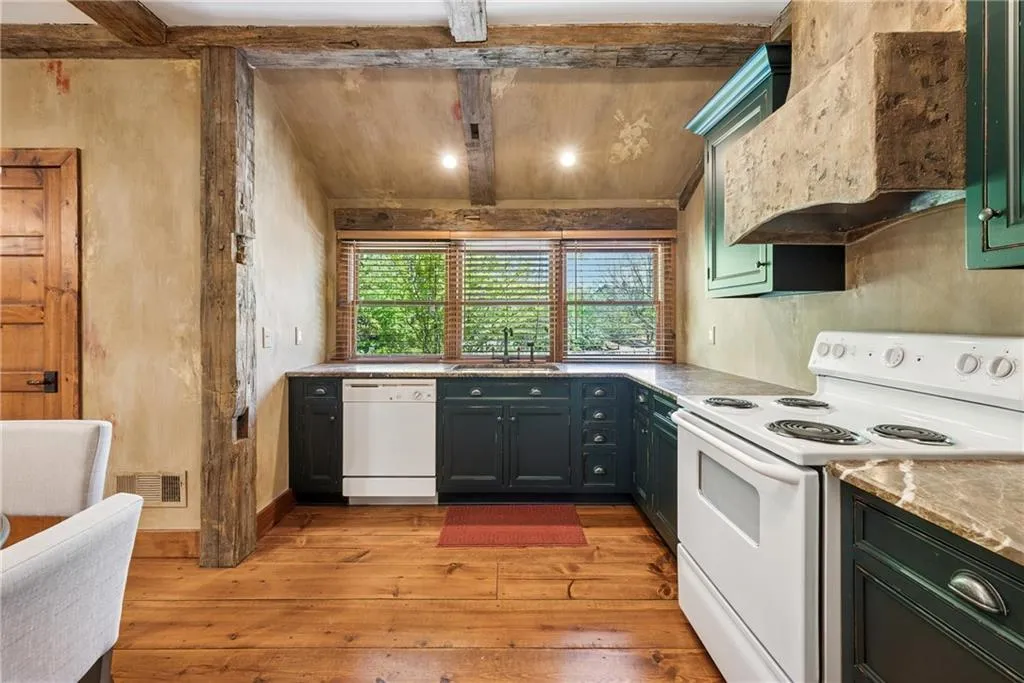 Marietta, Georgia 30066, United States, 6 Bedrooms Bedrooms, ,6 BathroomsBathrooms,Residential,Active,110480