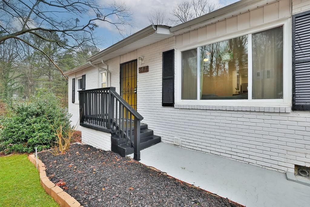 647 Alfred Road NW