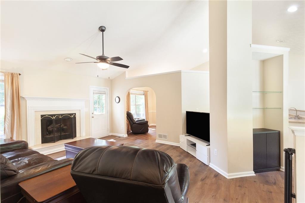 2577 Abbotts Glen Drive, Acworth, Georgia image 9