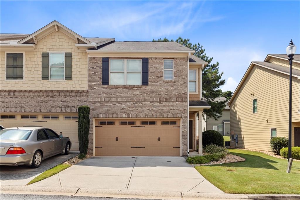 "Move In Ready" End Unit townhome is conveniently located near shopping, restaurants, major highways, schools and downtown Woodstock. This beautiful home offers spacious open floor plan from family room to the kitchen with granite countertops. Enjoy great size bedrooms upstairs with generous closets.