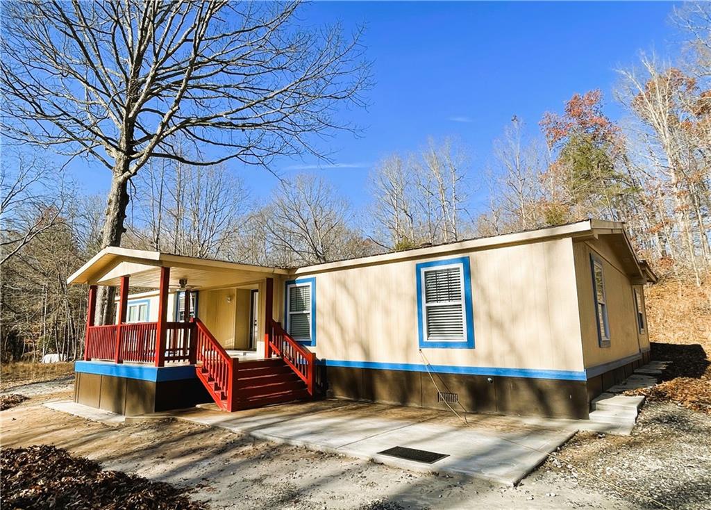 For lease: 4 bedroom home with separate 2 bedroom apartment attached, with 2 fully equipped kitchens and separate entrances. Total 6 bedrooms, 3 full bathrooms, and 2 kitchens. Great for multi-generation families. Schools (K-12) are less than 4 miles away. Minutes to Lake Lanier, shopping, dining and everything Flowery Branch and Buford have to offer. Property sits on a large lot with a long private driveway and a huge front yard. In a nice neighborhood walking distance from parks and recreation.