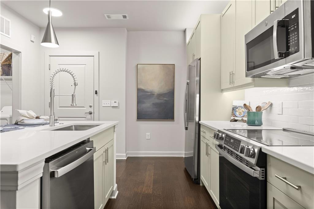 Discover upscale living in the heart of Buckhead at Cortland Peachtree Battle—where modern finishes meet unbeatable convenience.
These spacious 1 & 2-bedroom apartments feature wood-style flooring, granite countertops, stainless steel appliances, in-unit washer/dryers, and soaring 9-ft ceilings. Enjoy resort-style amenities including a 24/7 fitness center with yoga and spin studio, a resort-style pool with outdoor kitchen, Starbucks lounge, EV charging stations, valet dry cleaning, and a pet-friendly atmosphere with a leash-free dog park and grooming spa.
Perfectly located near Buckhead Village, Piedmont Park, Atlanta BeltLine, and major highways, this community offers walkable access to dining, shopping, and entertainment. With top-rated resident service and floor plans ranging from \~650 to 1,350 sq ft, Cortland Peachtree Battle delivers the best of luxury apartment living in one of Atlanta’s most vibrant neighborhoods.