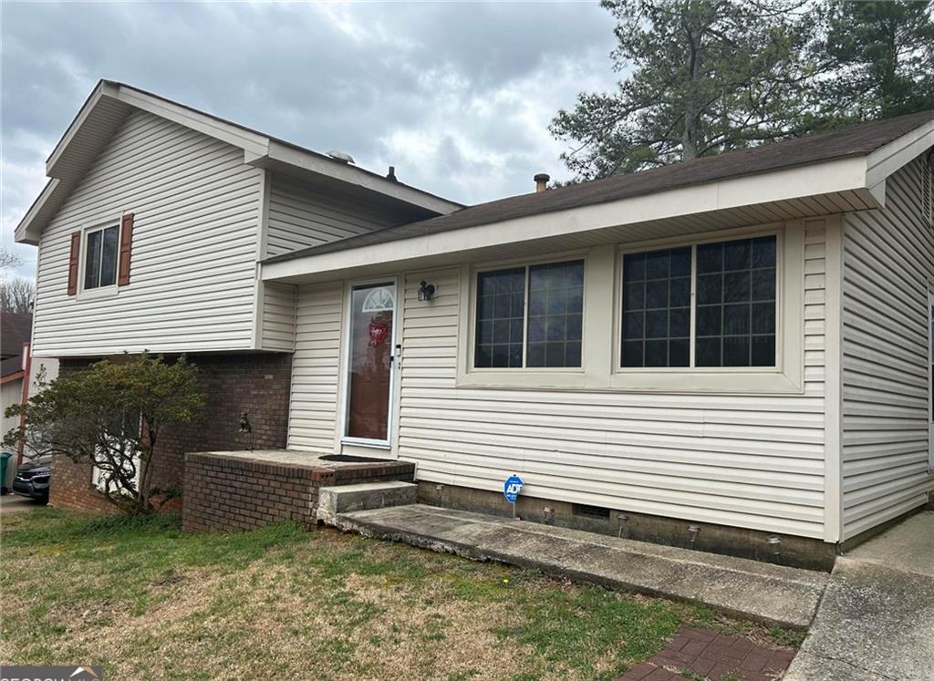 Welcome to 2867 Chelsey Trail, a charming and spacious 3-bedroom, 2.5-bathroom home located in the heart of Jonesboro, GA. This lovely property boasts a modern layout with plenty of natural light, perfect for comfortable living and entertaining.