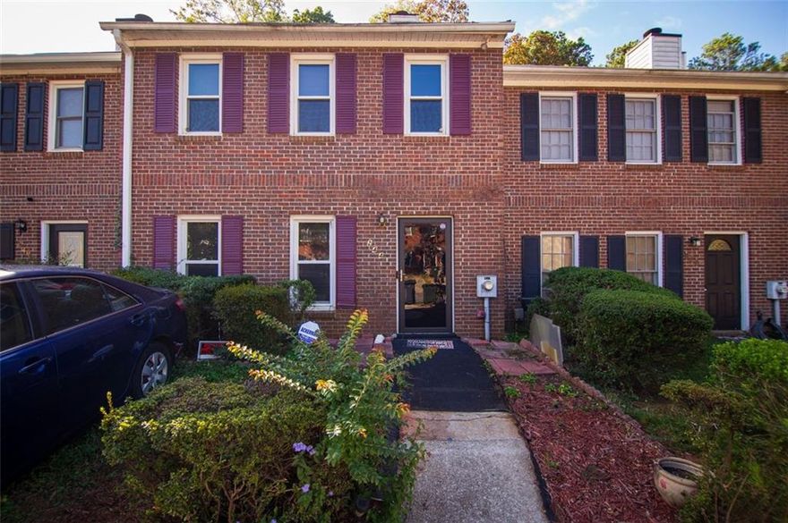 well maintain townhouse in the sort after marietta area,  Perfect for first time buyer or investor NO HOA!!
