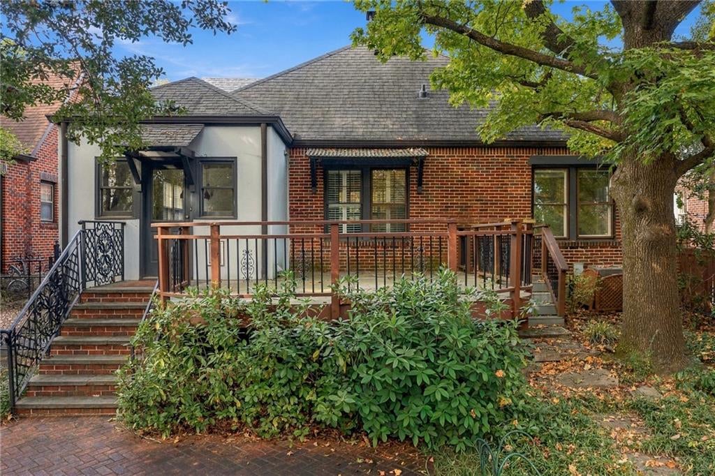 1077 Rosewood Drive NE