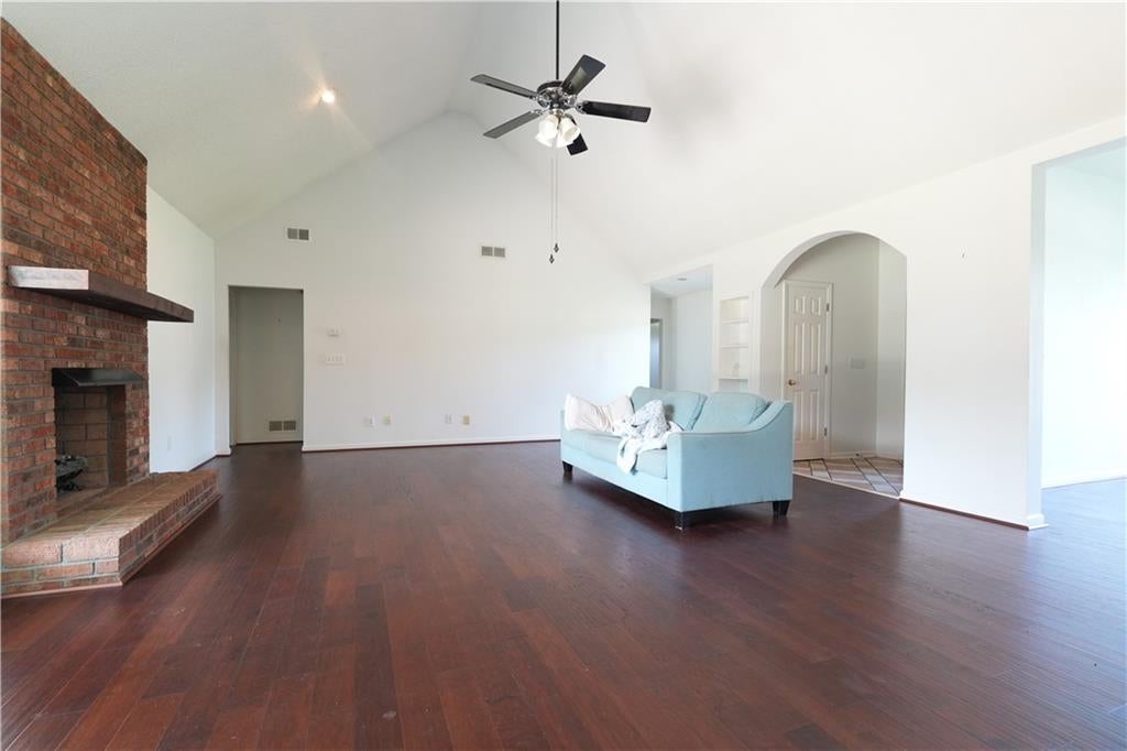 1041 Forest Hills Drive SE