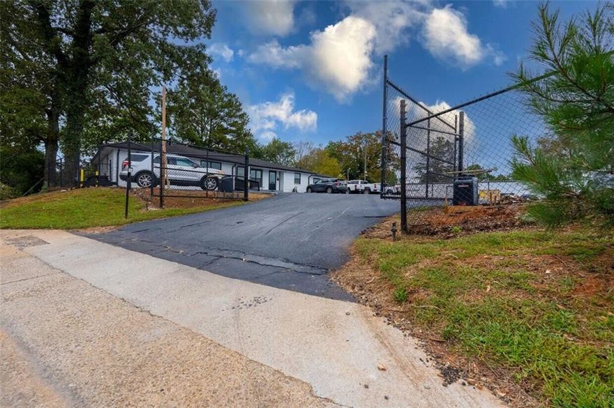 (1200 SQFT of Premium office and 1200 SQFT of Available Storage)
Discover a modern, newly renovated office space located in the heart of Main Street. This 1,200 sq. ft. property offers an ideal layout for businesses seeking a professional and stylish environment.