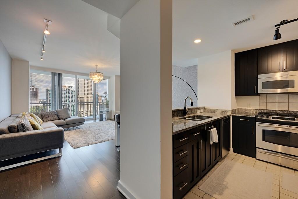 3338 Peachtree Road NE 1807