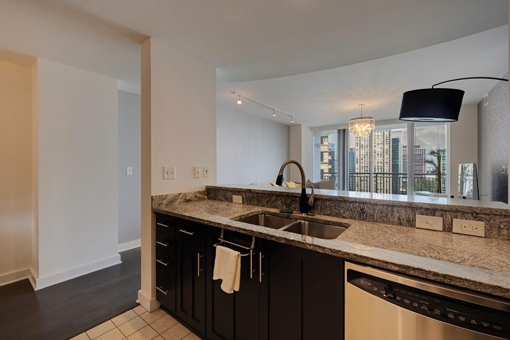 3338 Peachtree Road NE 1807