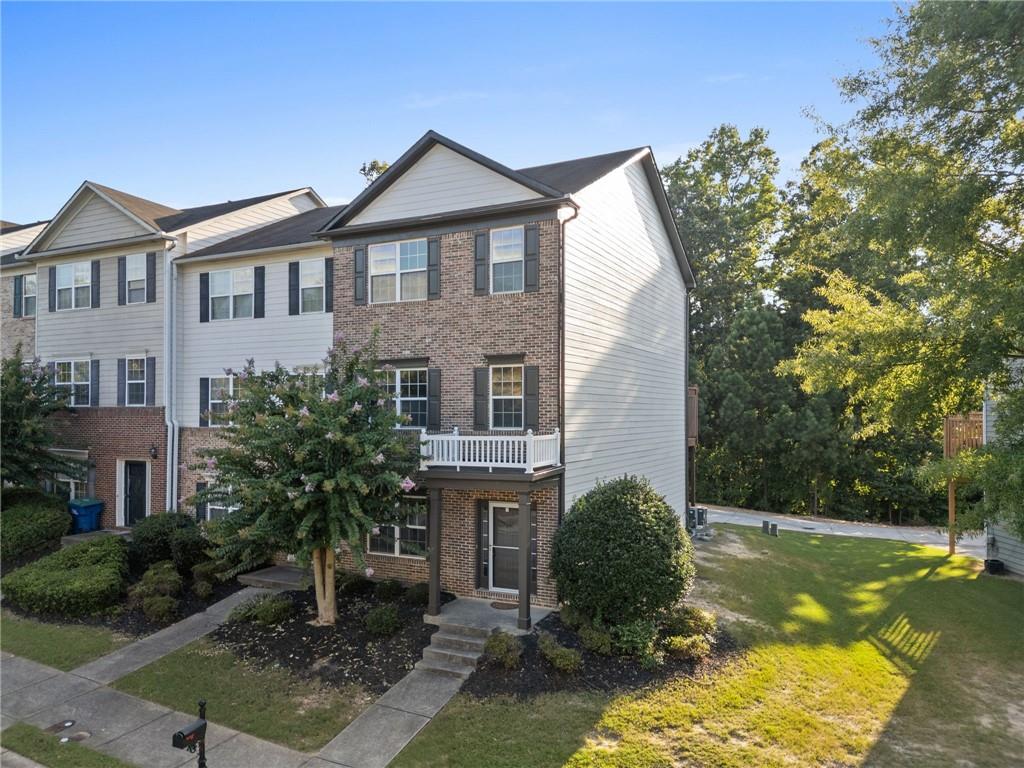 UNIQUE RENOVATED ALL BRICK FRONT, END UNIT ! ROOMMATE PLAN, IDEAL FOR RENTING FLOOR LEVEL FOR SOME EXTRA CASH! WALK INTO A FOYER LEADING TO A GLASS FRENCH DOUBLE DOOR BEDROOM AND FULL BATH. ACCESS THE 2 CAR GARAGE THRU THE DOWNSTAIRS. THE SECOND LEVEL OFFERS CHERRY CABINETS IN KITCHEN, OFF WHITE BACKSPLASH AND QUARTZ COUNTERTOPS WITH VIEWS TO THE SPACIOUS DECK, IDEAL FOR ENTERTAINING GUESTS. FROM THERE, ENJOY A MOVIE IN THE SPACIOUS LIVING ROOM IN FRONT OF THE FPLACE. THE THIRD LEVEL INCLUDES THE BDRMS WITH THEIR PERSONAL BATHS AND WALK IN CLOSETS. MINUTES TO FULTON INDUSTRIAL BLVD, FILLED WITH SHOPPING AND EATERIES. 7.9 MILES TO SWEETWATER CREEK STATE PARK. 4.8 MILES TO SIX FLAGS OVER GEORGIA. 14 MILES TO HARTSFIELD-JACKSON AIRPORT & GA AQUARIUM. 16 MILES TO TRUIST PARK BRAVES STADIUM. 13 MILES TO DOWNTOWN! LESS THAN 20 MINUTES TO MOST OF THESE ATTRACTIONS. SUPERB LOCATION!