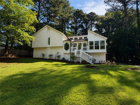 Homes For Sale - 585 Rivercrest Drive<br/> Woodstock, GA 30188