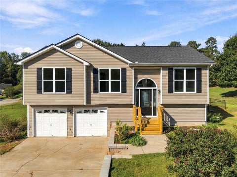 Homes For Sale - 6035 Daffodil Drive<br/> Flowery Branch, GA 30542