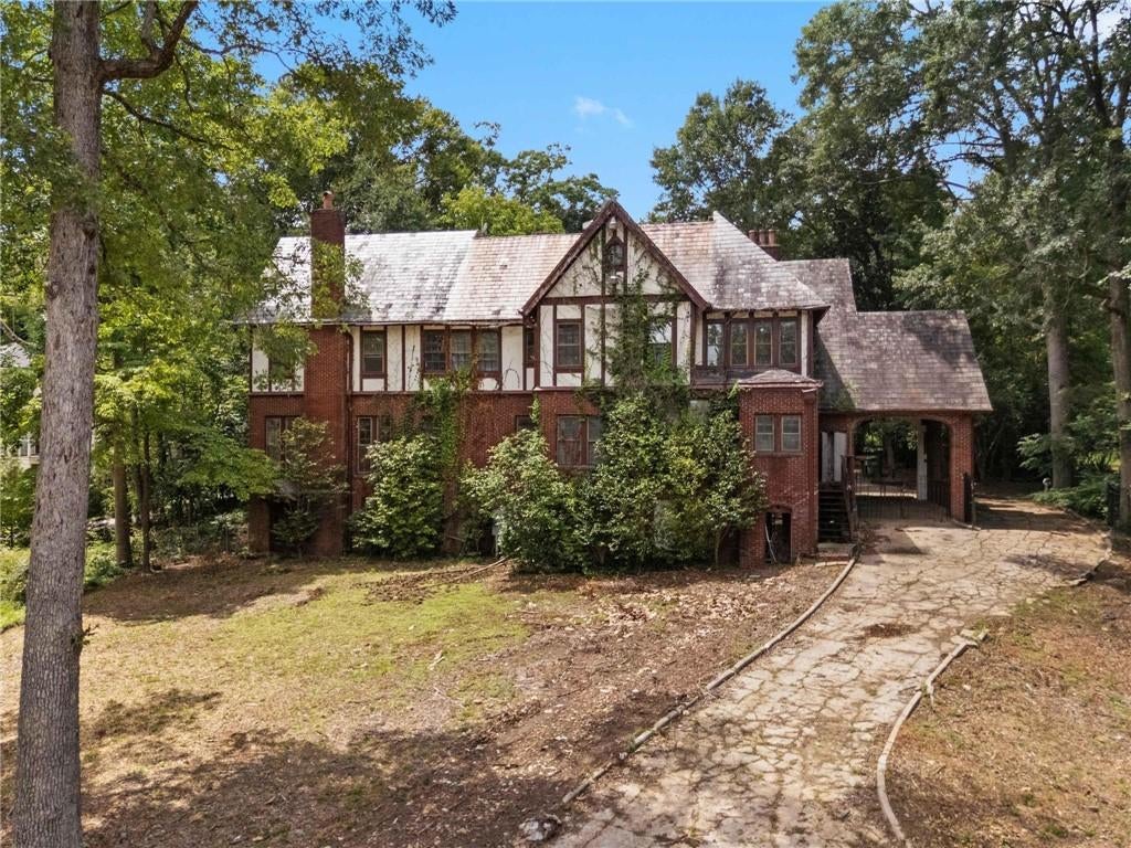 843 Springdale Road NE