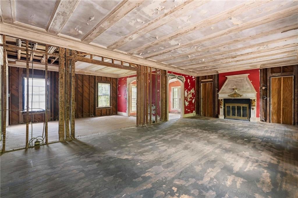 843 Springdale Road NE