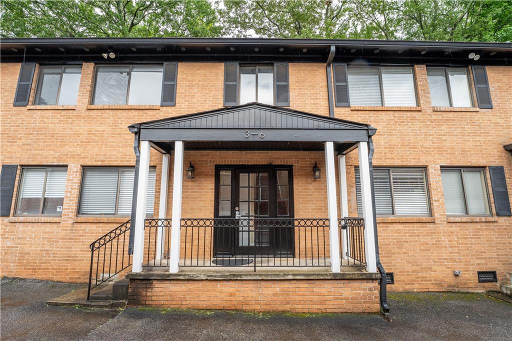 Adorable, newly renovated, true 1 bedroom condo in the heart of Vahi on one of its best streets! Located on the top floor, this unit has a floorplan that makes it feel both spacious and cozy, all at the same time. This home All new SS appliances in the kitchen, a new stackable washer/dryer in its very own laundry room, newly buffed hardwoods throughout and an in-home storage area for your bike and other essentials needed for city living! Plus, an assigned PARKING SPACE directly in front of the building. Walkable/bikeable to EVERYTHING worth doing: the Beltline, Ponce City Market, Piedmont Park; you name it, you have access to it! Purchase as a homeowner or as a savvy investor, since this building also has NO RENTAL RESTRICTIONS!