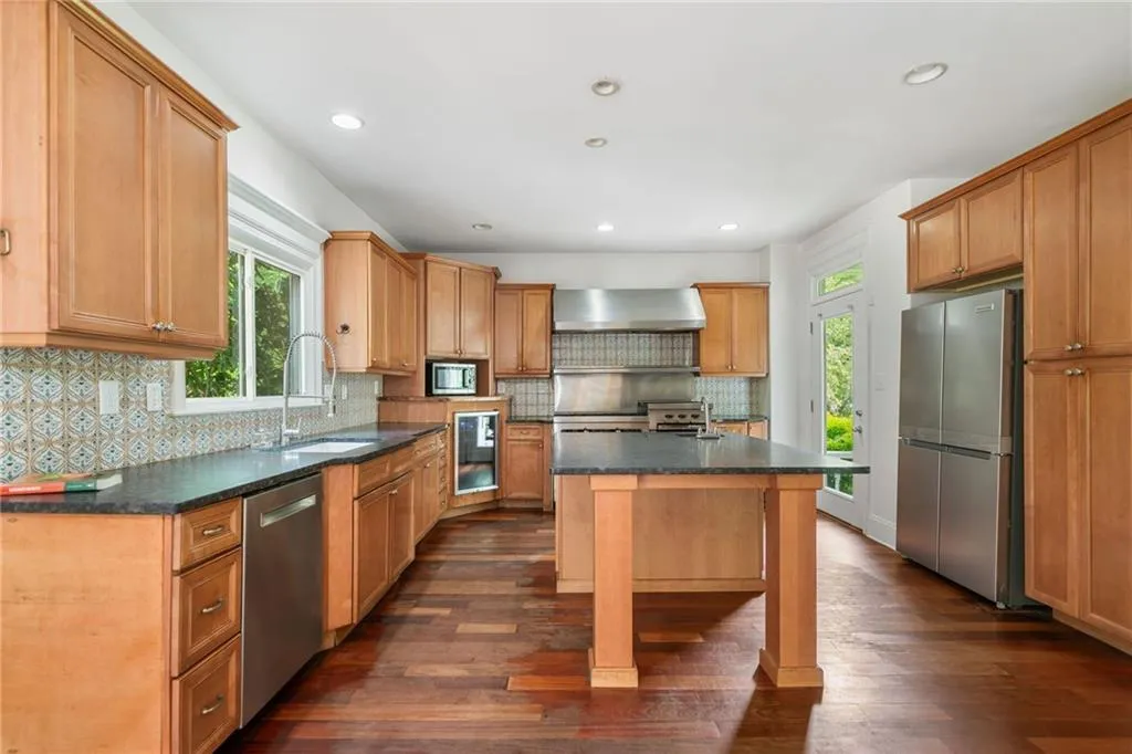 Roswell, Georgia 30075, United States, 4 Bedrooms Bedrooms, ,4 BathroomsBathrooms,Residential,Pending,113741