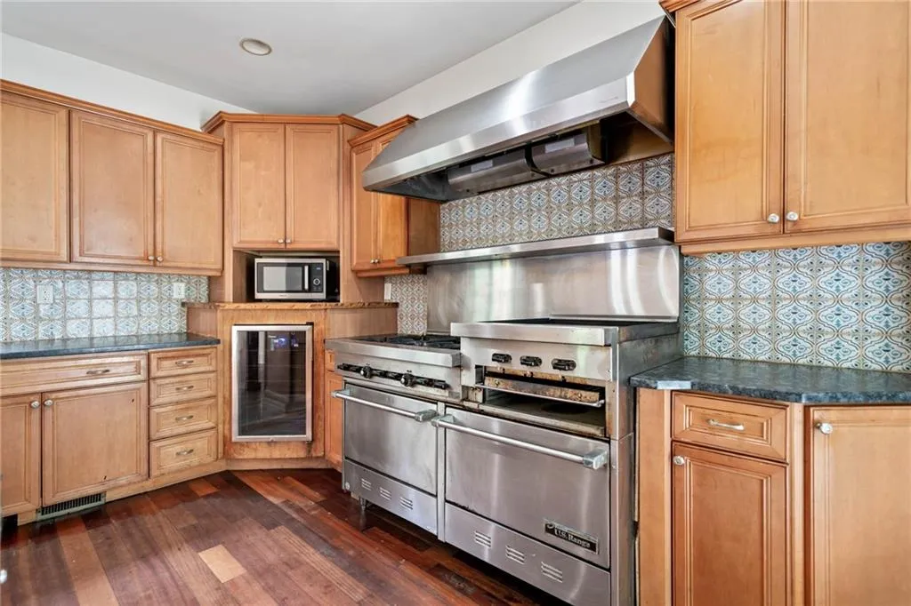 Roswell, Georgia 30075, United States, 4 Bedrooms Bedrooms, ,4 BathroomsBathrooms,Residential,Pending,113741