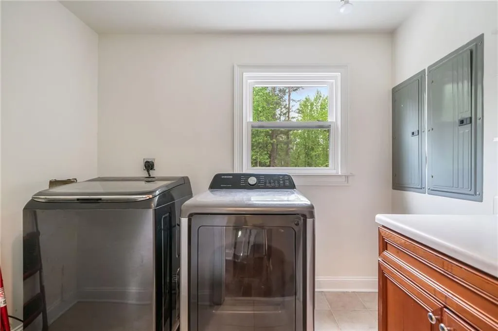 Roswell, Georgia 30075, United States, 4 Bedrooms Bedrooms, ,4 BathroomsBathrooms,Residential,Pending,113741