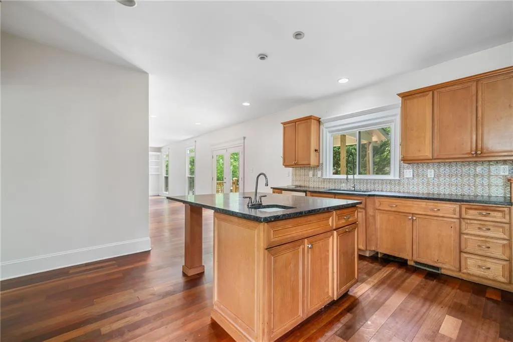 Roswell, Georgia 30075, United States, 4 Bedrooms Bedrooms, ,4 BathroomsBathrooms,Residential,Pending,113741