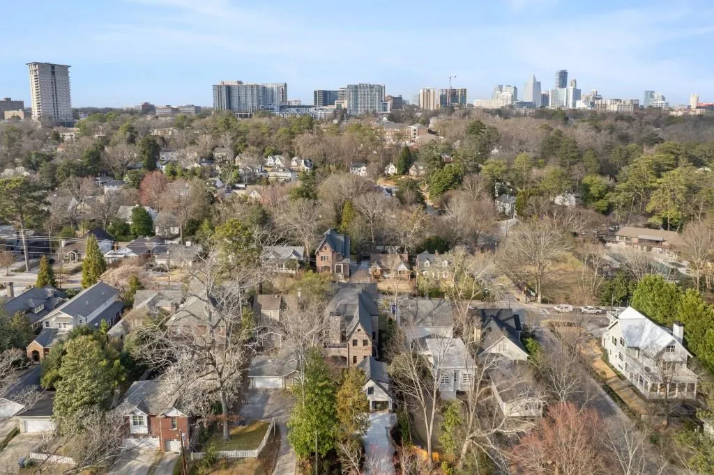 Atlanta, Georgia 30305, United States, 4 Bedrooms Bedrooms, ,5 BathroomsBathrooms,Residential,Active,83524