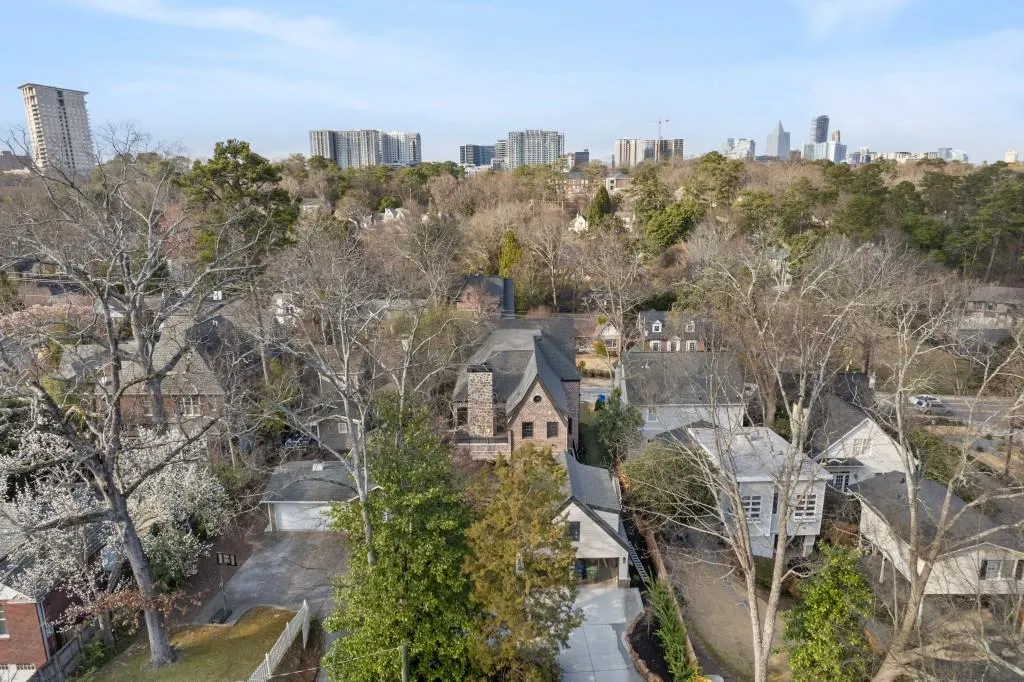 Atlanta, Georgia 30305, United States, 4 Bedrooms Bedrooms, ,5 BathroomsBathrooms,Residential,Active,83524