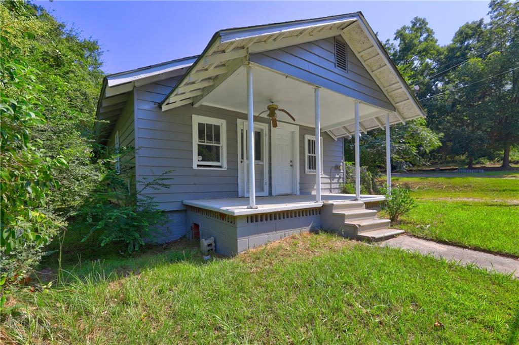 INVESTORS AND FIRST TIME HOME BUYERS!! DONT MISS OUT ON THIS GREAT OPPORTUNITY IN MILLEDGEVILLE! Walkable location, spacious floorplan, new paint and other upgrades, and most importantly GREAT income potential!!