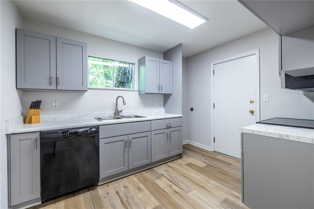 1111 Clairemont Avenue 3