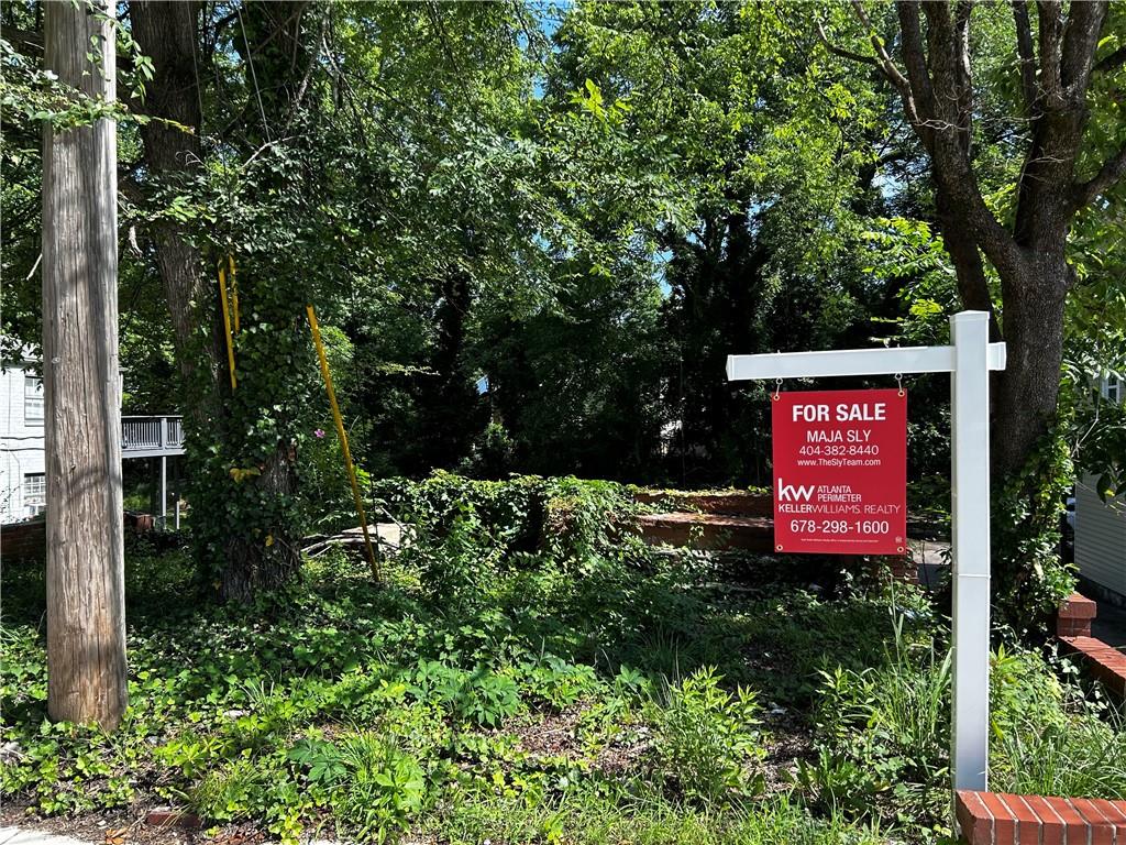 Large in-town lot! Ready for your plan!