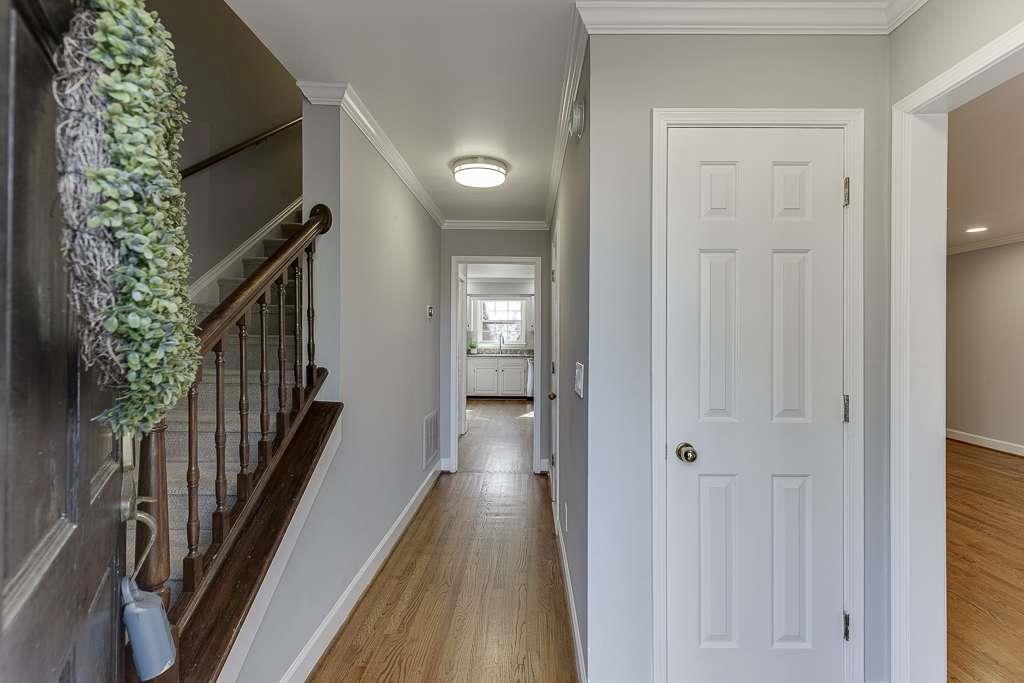 102 Defoors Mill Drive, Atlanta, Georgia image 4