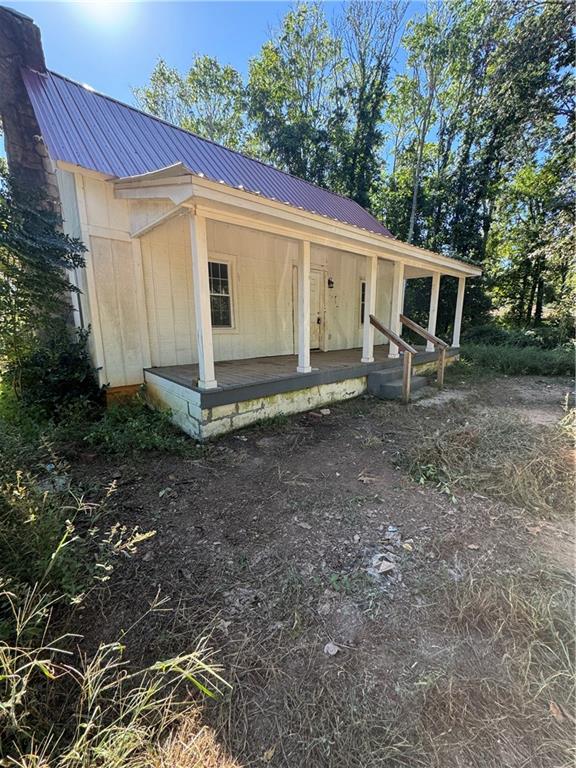 This sweet humble abode is waiting for its new owners! Bring this 3 bedroom, 2 bath home on 1 acre back to life with your special touch. Just a short distance from downtown Covington and Spring Hill Park, making this a great option for a primary home or an investment property.