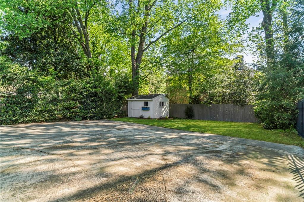 5641 Roberts Drive, Dunwoody, Georgia image 35
